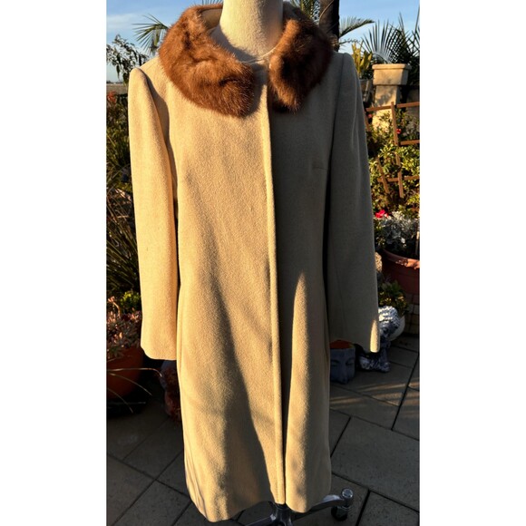 Lou Green Original Fur Collar Beige coat from the 1950s or 1960s. - Picture 1 of 10
